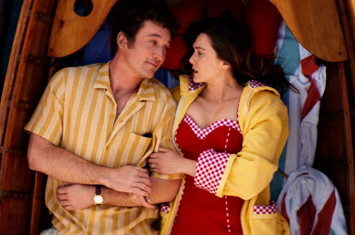 Miles Teller e Elizabeth Olsen in una scena di Eternity