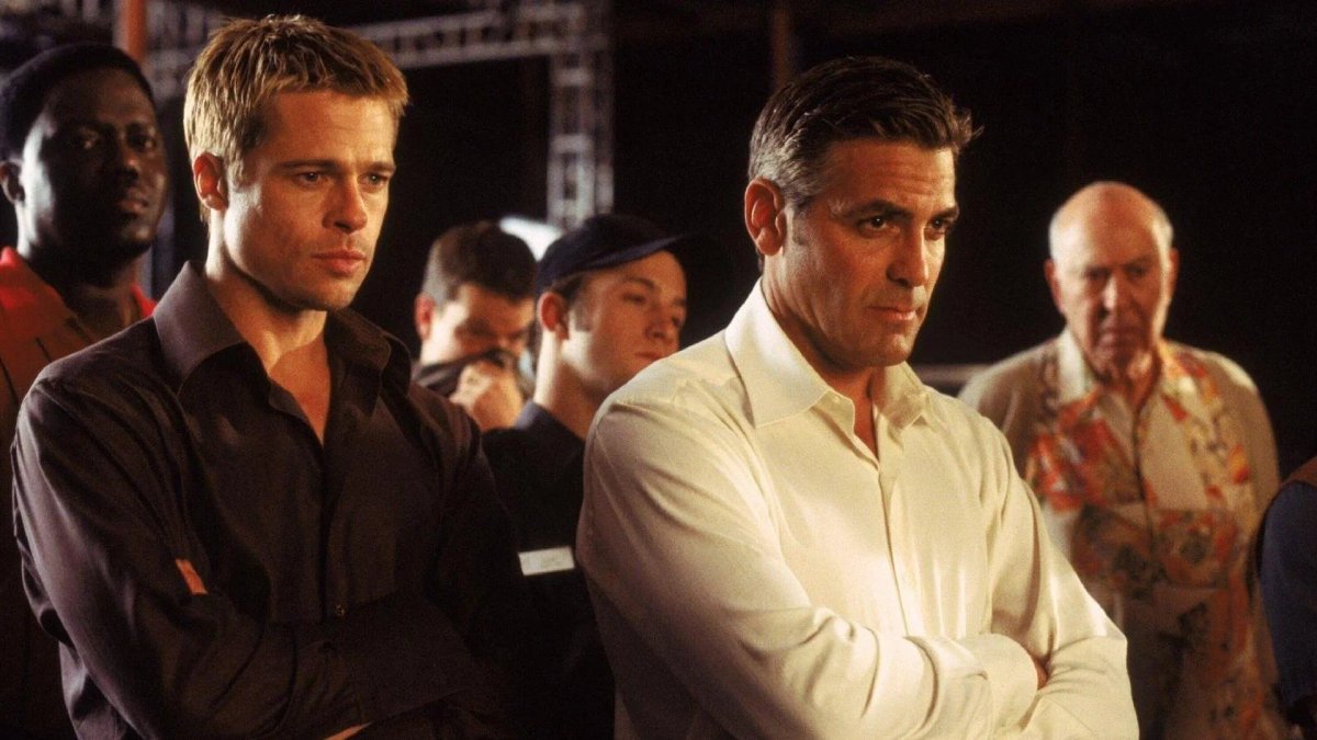 Brad Pitt e George Clooney in Ocean's Eleven.