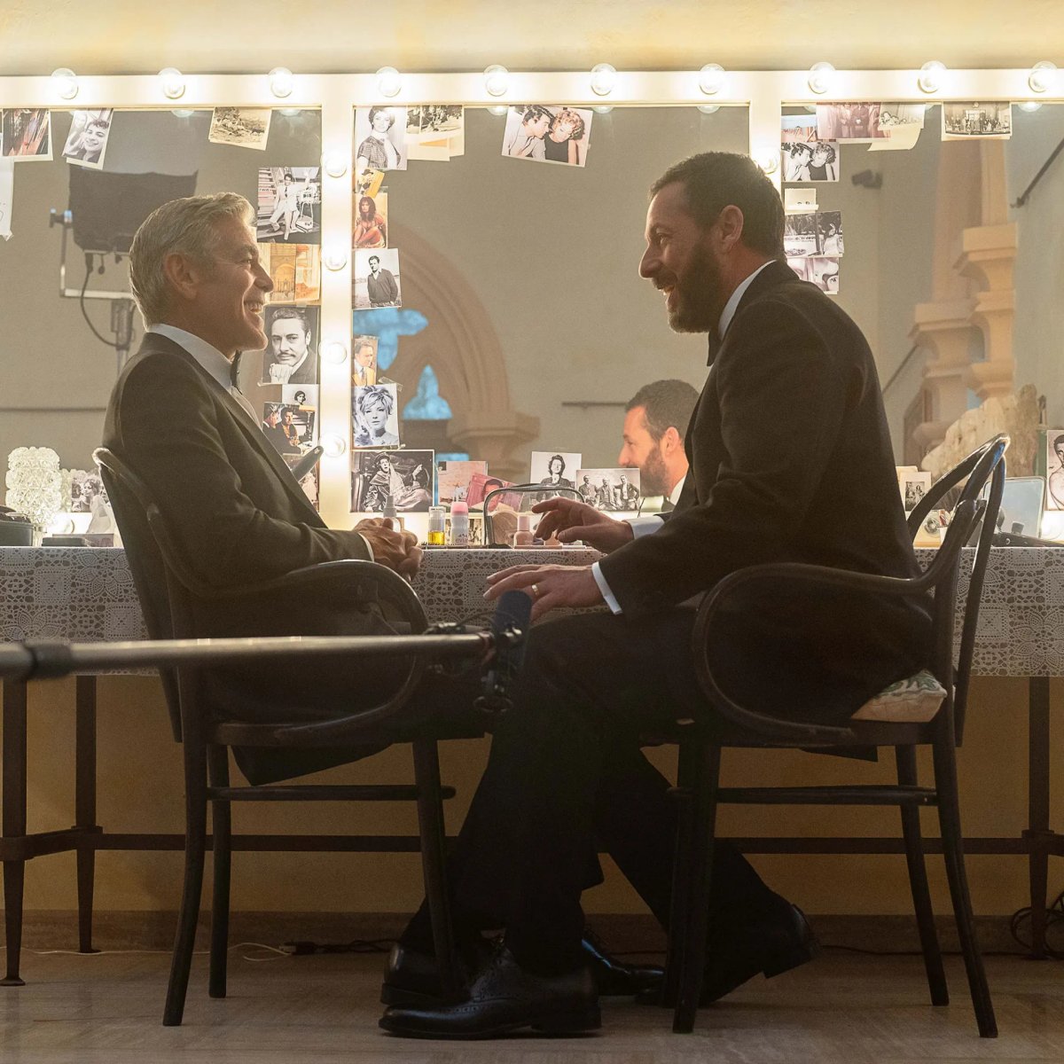 George Clooney e Adam Sandler in una scena di Jay Kelly.