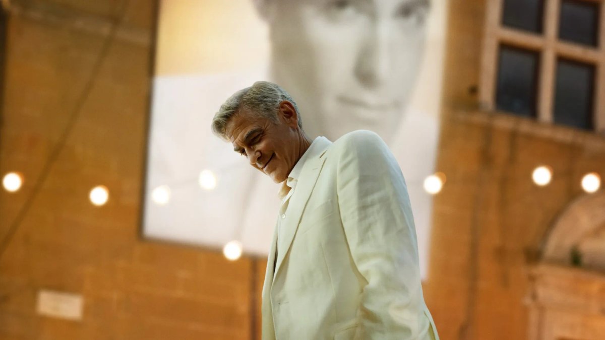 George Clooney in una scena dal film, Jay Kelly.