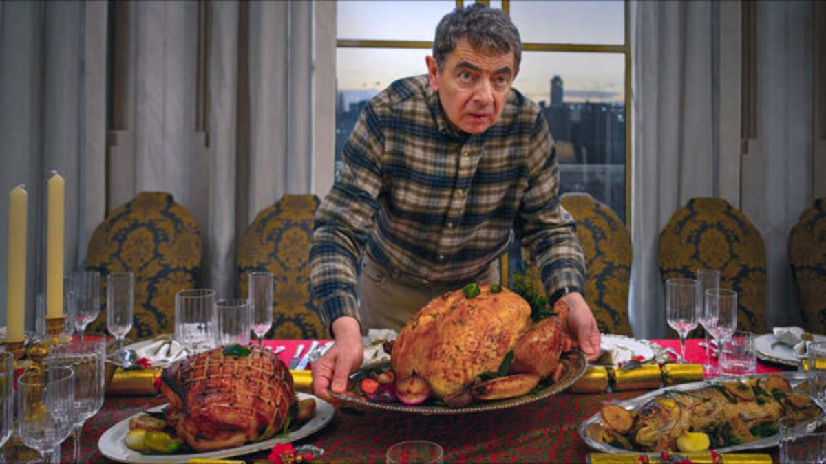 Una scena di Man vs Baby con Rowan Atkinson.