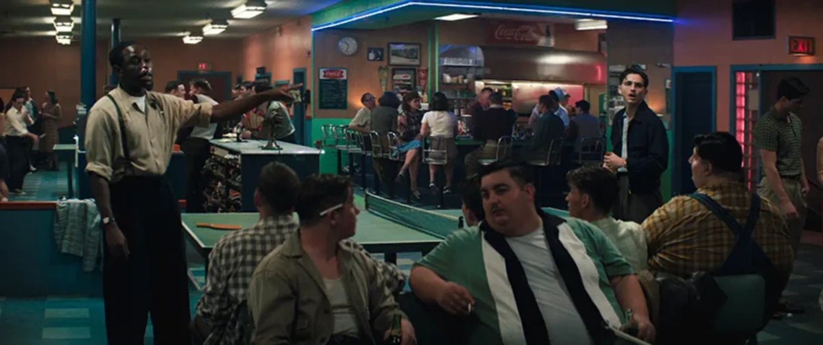 Tyler, the Creator e Timothée Chalamet in una scena di Marty Supreme.