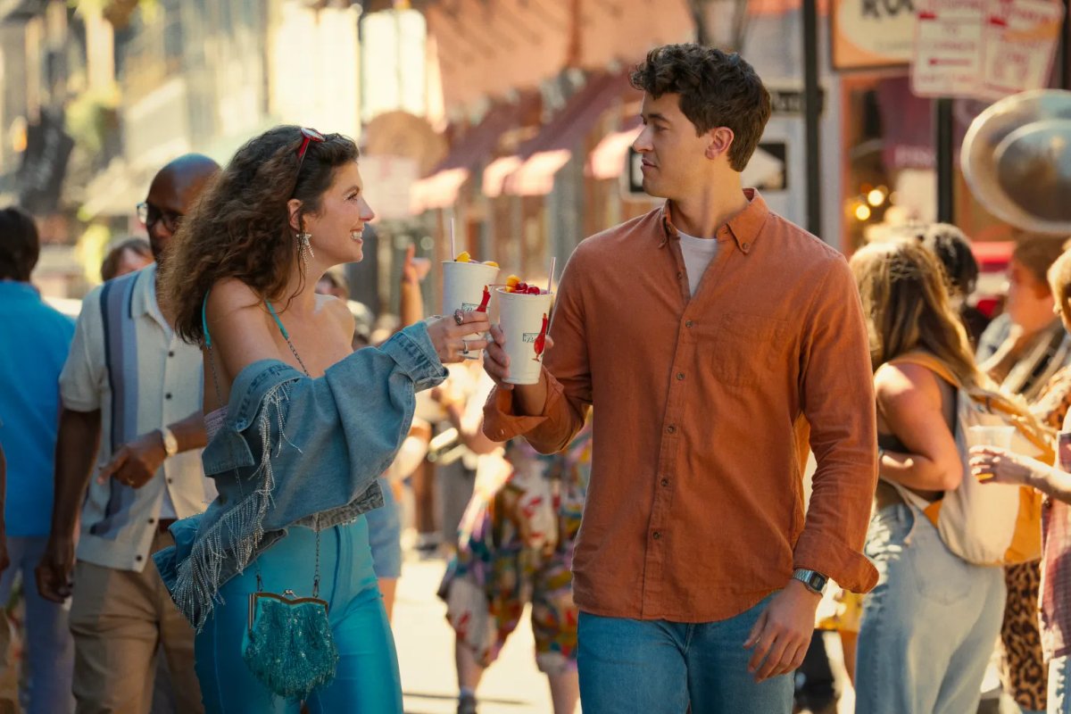 Emily Bader e Tom Blyth in People We Meet On Vacation