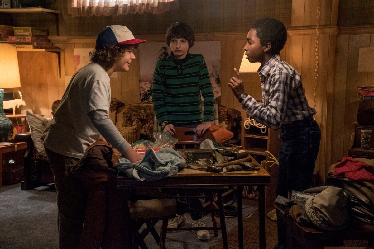 Mike, Lucas e Dustin giocano in Stranger Things.
