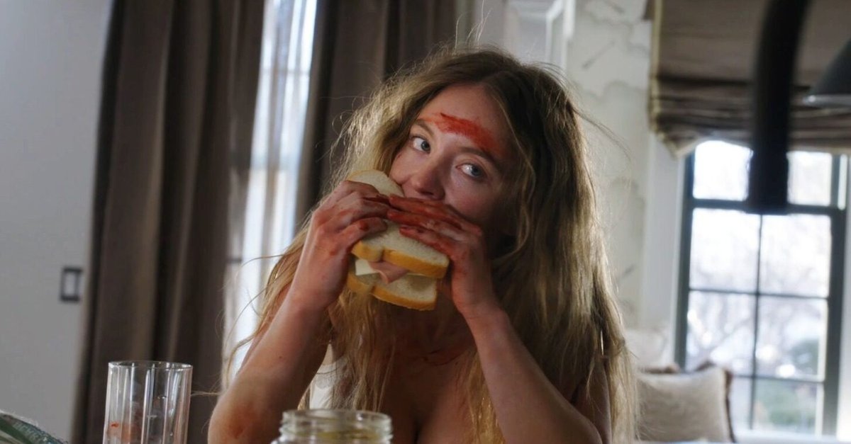 Una di Famiglia, spiegazione del finale e significato del film con Sydney Sweeney Sydney Sweeney in una scena di The Housemaid - Una di famiglia