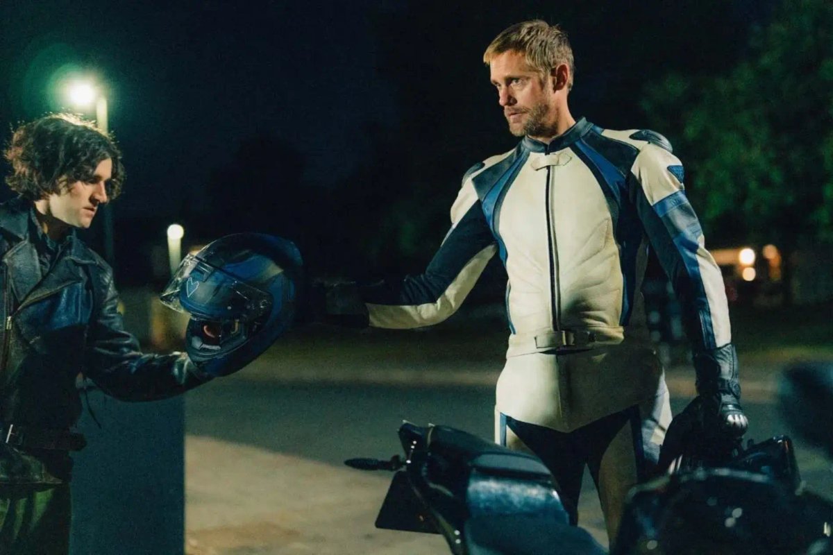 Harry Melling e Alexander Skarsgård in una scena di Pillion.