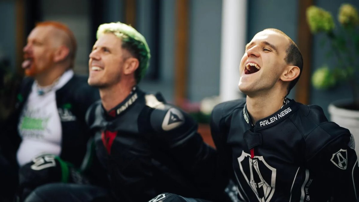 Jake Shears e Harry Melling in uns scena di Pillion.