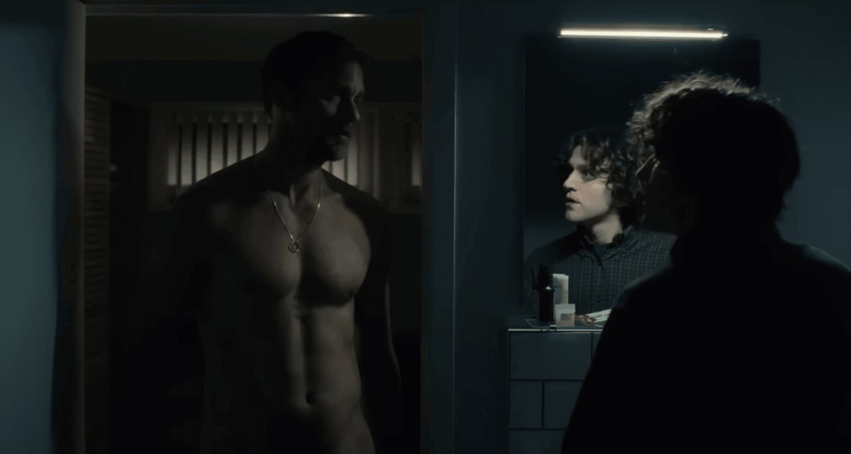 Harry Melling e Alexander Skarsgård in una scena di Pillion.