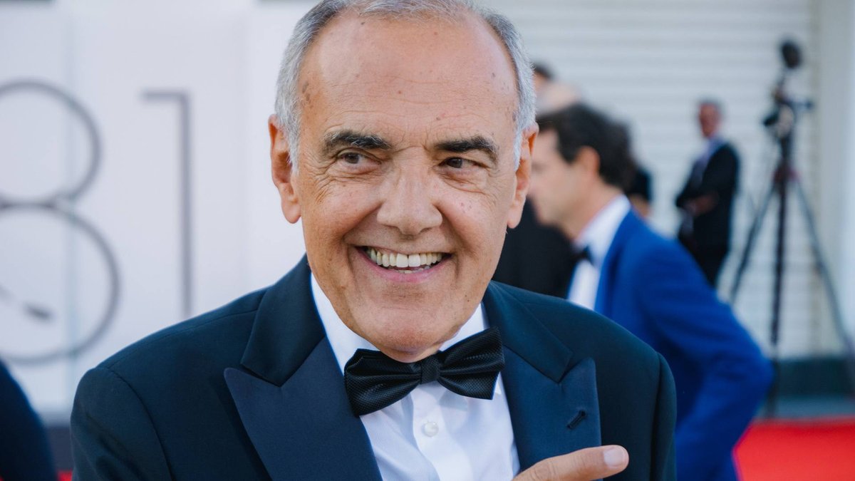 Alberto Barbera on the red carpet at the 81st Venice Film Festival. Photo by Mattia Loiacono. Copyright Mattia Loiacono, Hynerd.it.