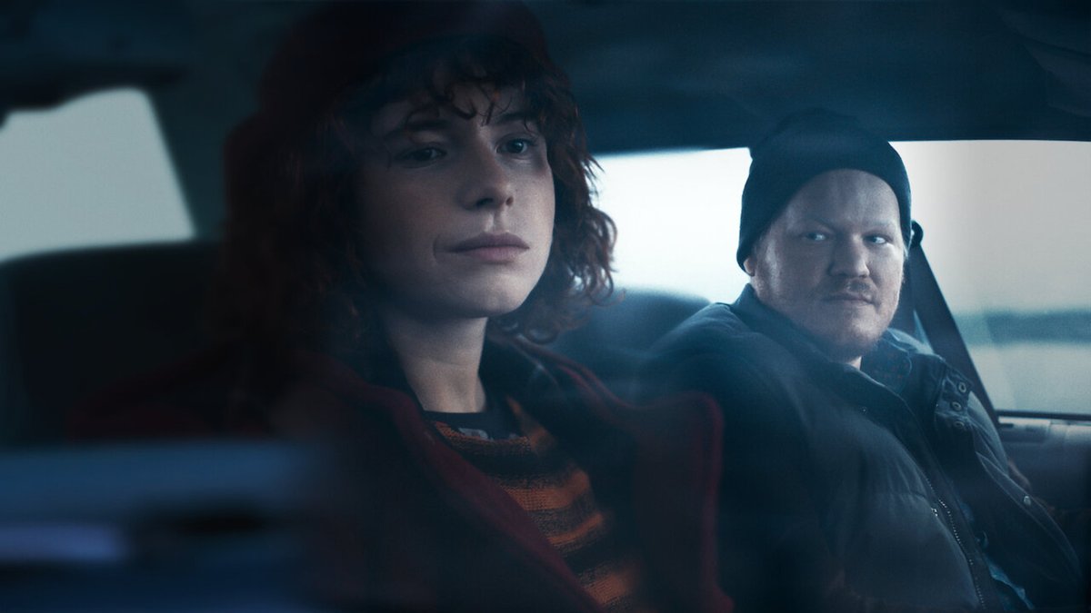 Jessie Buckley e Jesse Plemons in Sto pensando di finirla qui