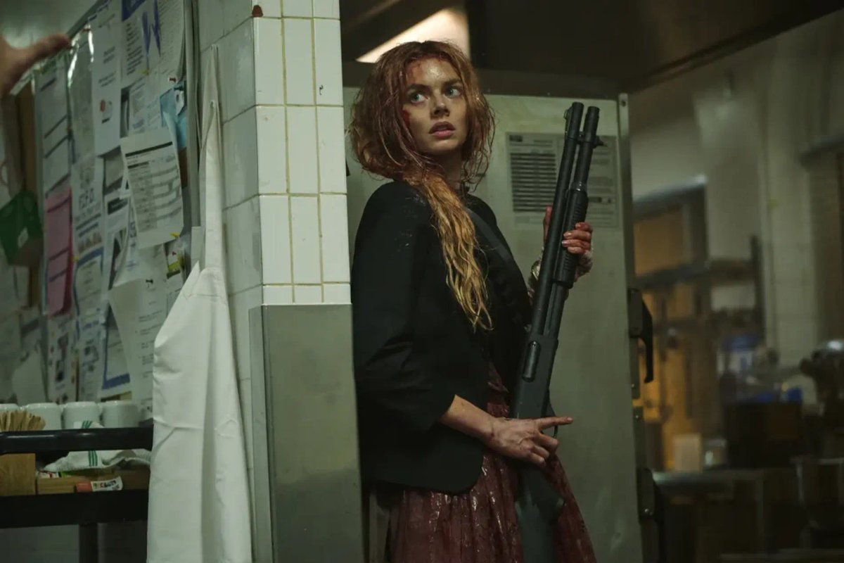 Samara Weaving in una scena del film, Finché morte non ci separi 2.