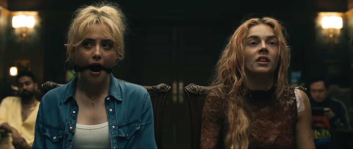 Kathryn Newton e Samara Weaving in una scena del film, Finché morte non ci separi 2.
