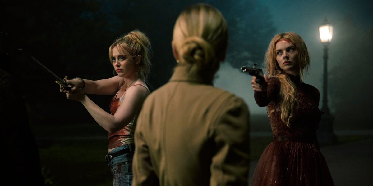 Kathryn Newton e Samara Weaving in una scena del film, Finché morte non ci separi 2.