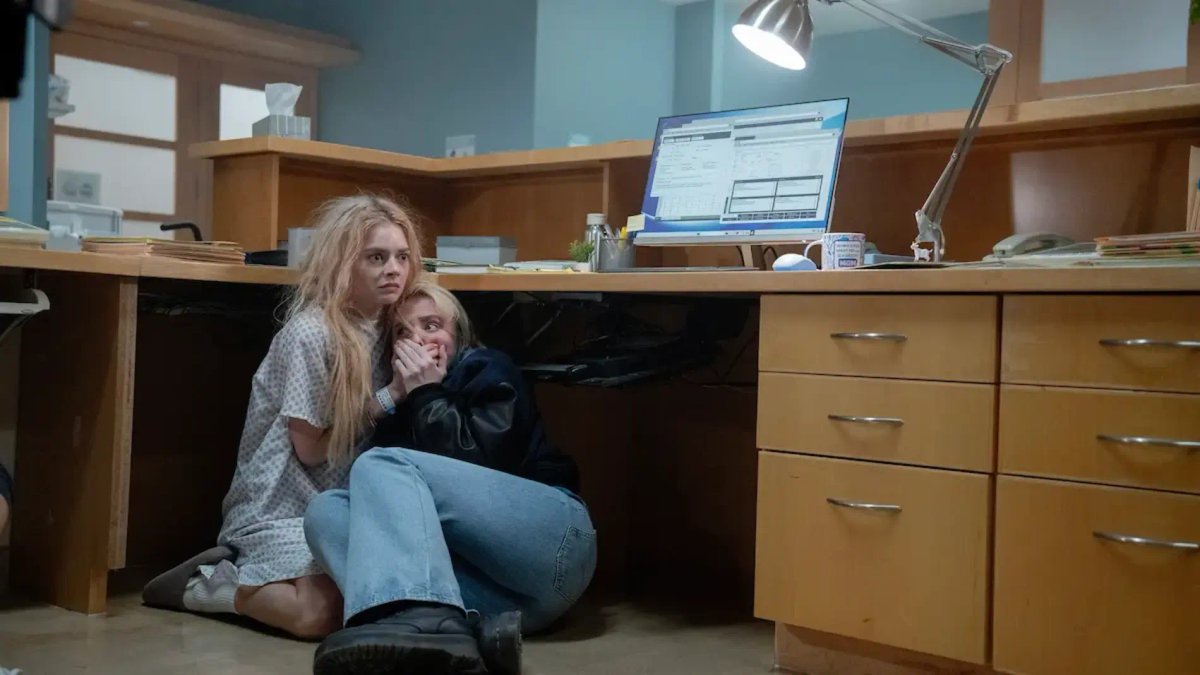 Kathryn Newton e Samara Weaving in una scena del film, Finché morte non ci separi 2.
