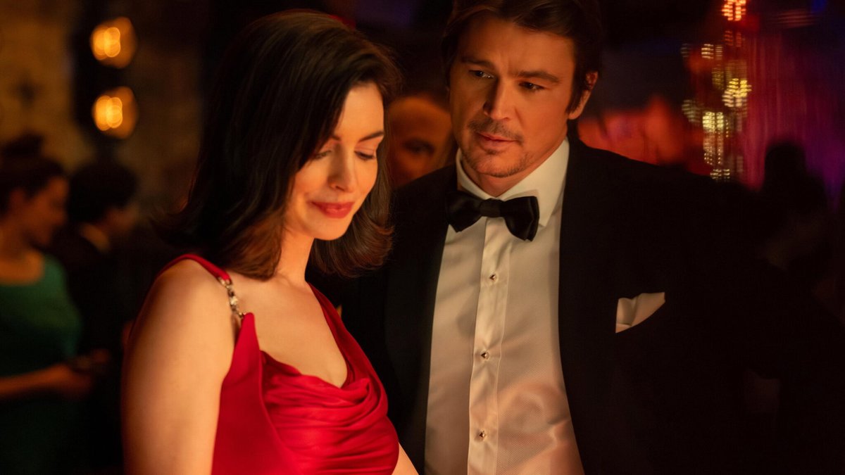 Verity, svelato il primo teaser trailer del film con Dakota Johnson e Anne Hathaway Sfondo - Verity (2026)