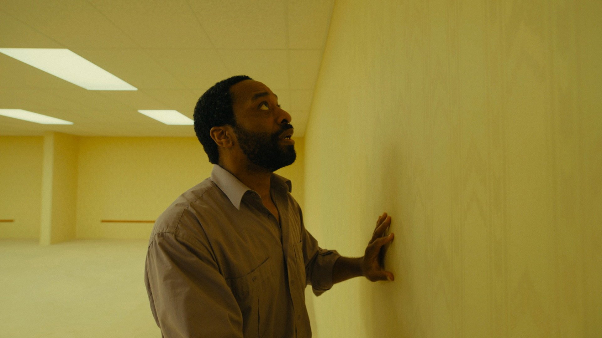 Chiwetel Ejiofor, i 3 migliori film con l’attore di Backrooms Sfondo - Backrooms (2026)