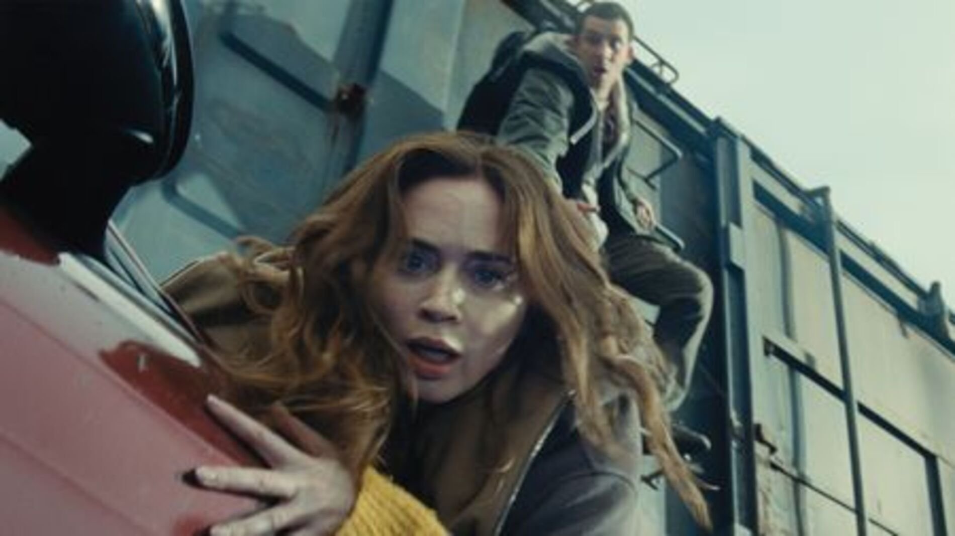 Emily Blunt e Josh O'Connor in una scena di Disclosure Day.