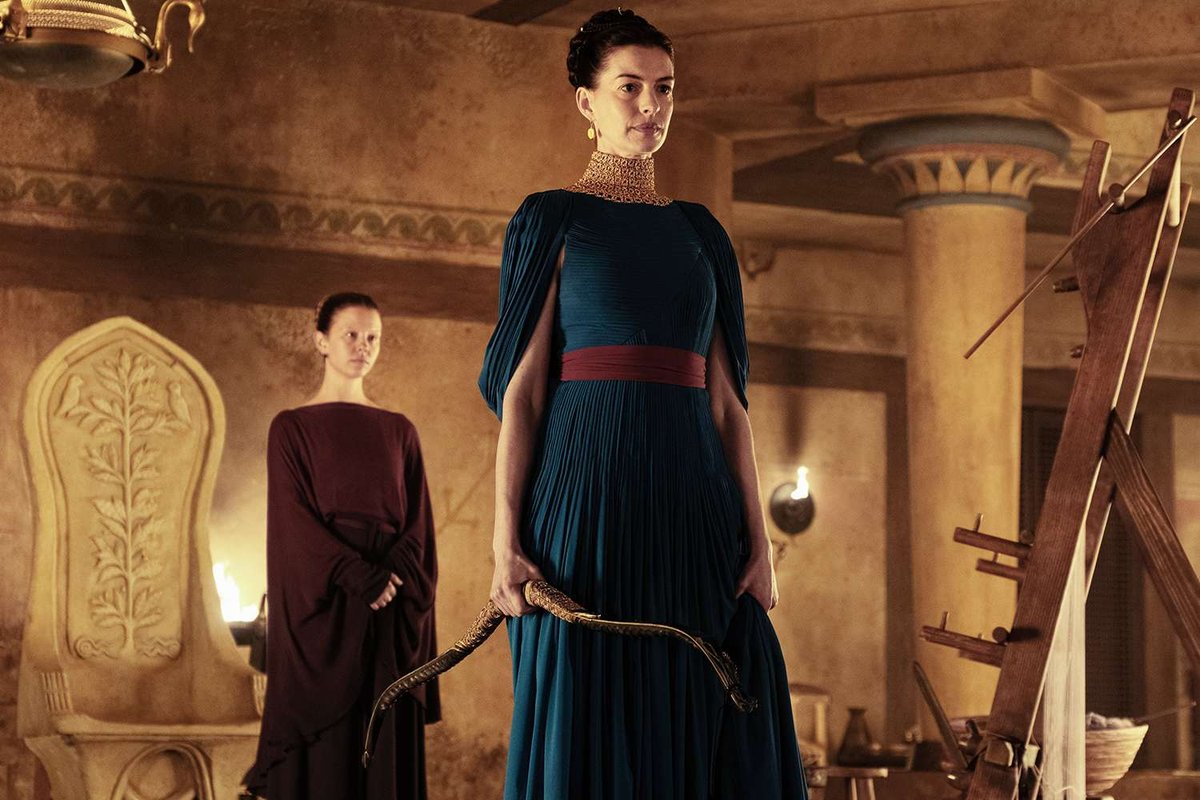 Anne Hathaway e Mia Goth in una scena di Odissea.