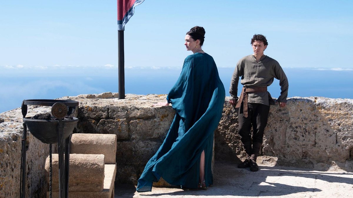 Tom Holland e Anne Hathaway in una scena di Odissea.
