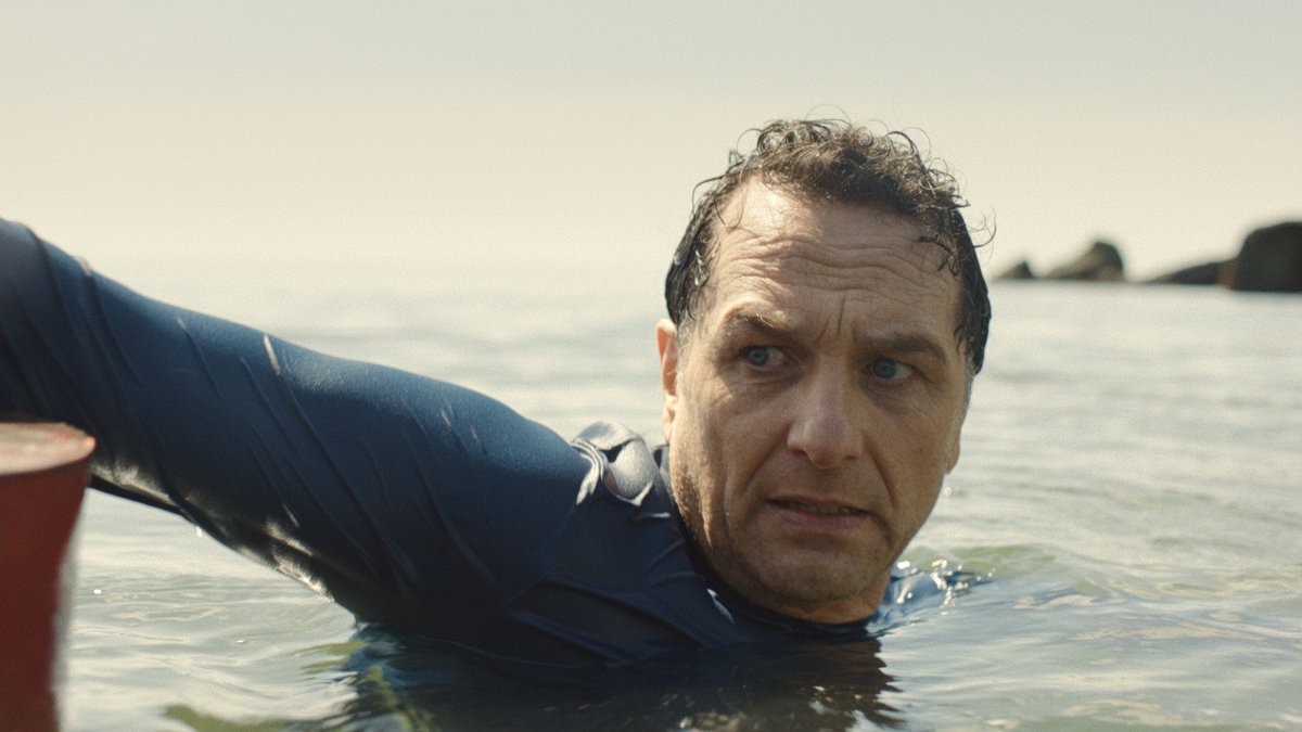 Matthew Rhys in una scena della serie TV, Widow's Bay.