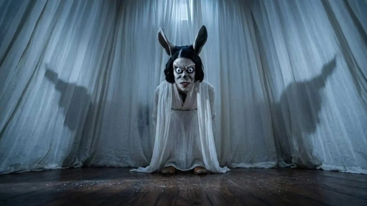 Una scena dal film, Hokum.