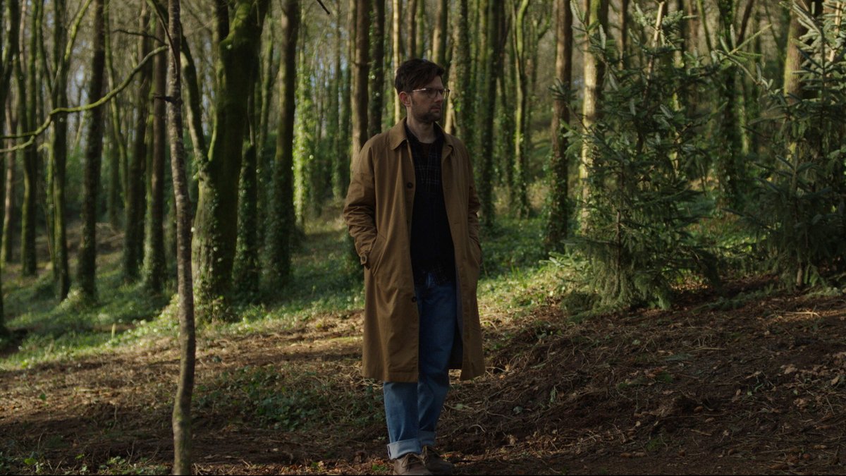 Adam Scott in una scena del film, Hokum.