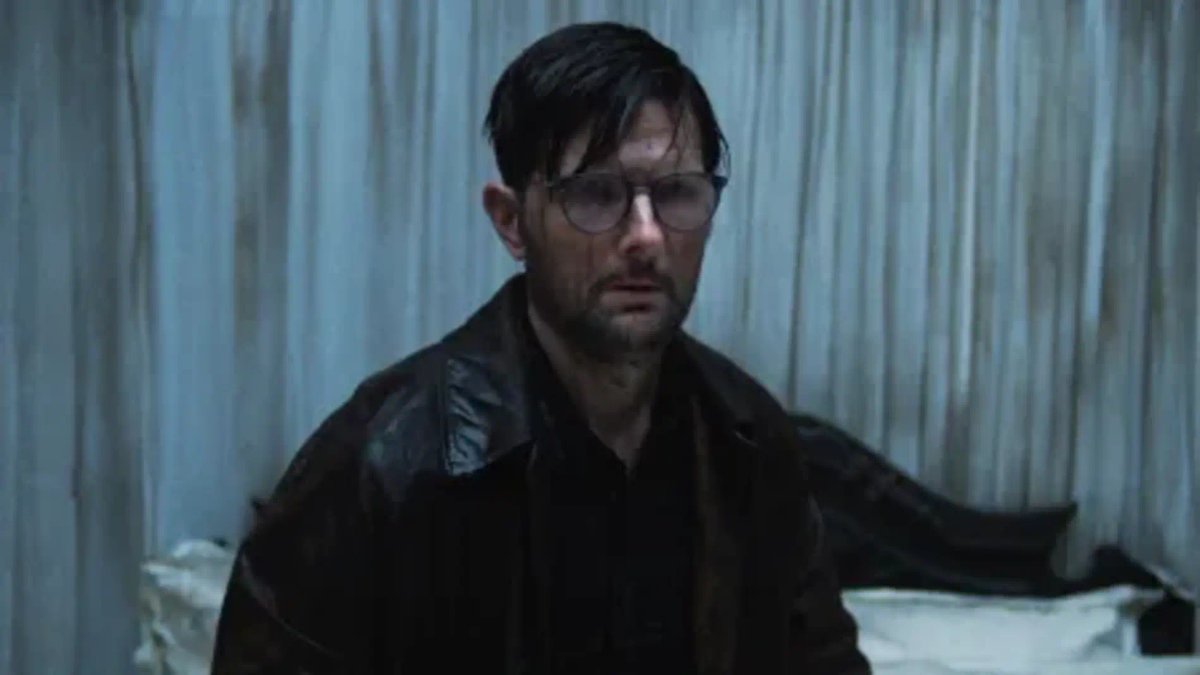 Hokum: spiegazione del finale e significato dell’horror di Damian McCarthy Adam Scott in una scena del film, Hokum.