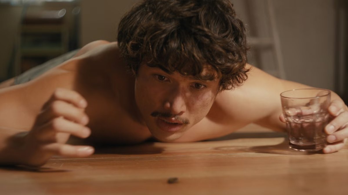 Charles Melton in una scena dalla serie TV, Beef.