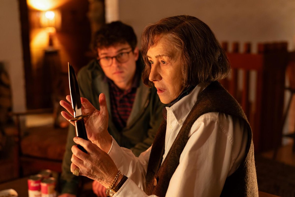 Helen Mirren e Alden Ehrenreich in una scena di A Talent for Murder.