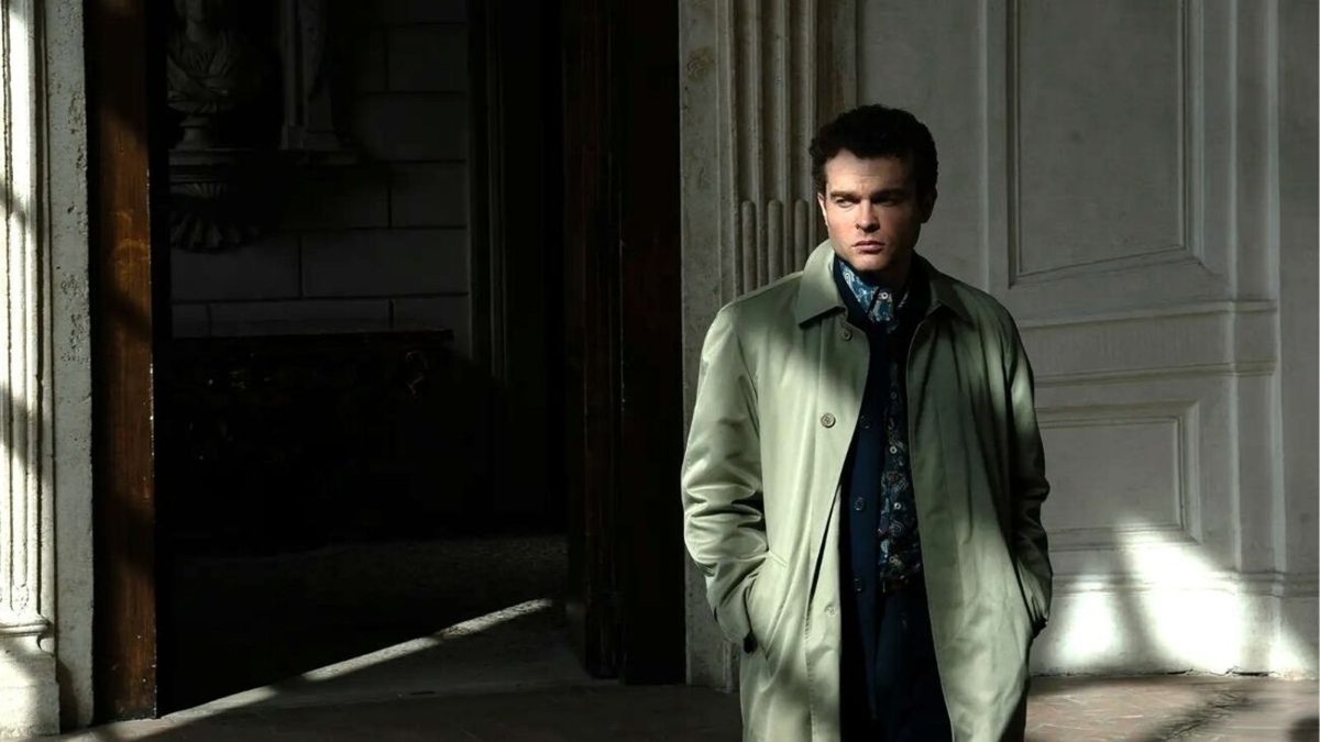 Alden Ehrenreich in una scena del film, A Talent for Murder.