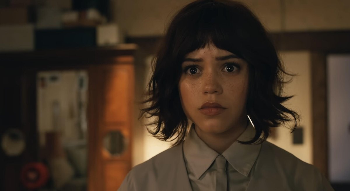 Jenna ortega in una scena di Klara and the sun