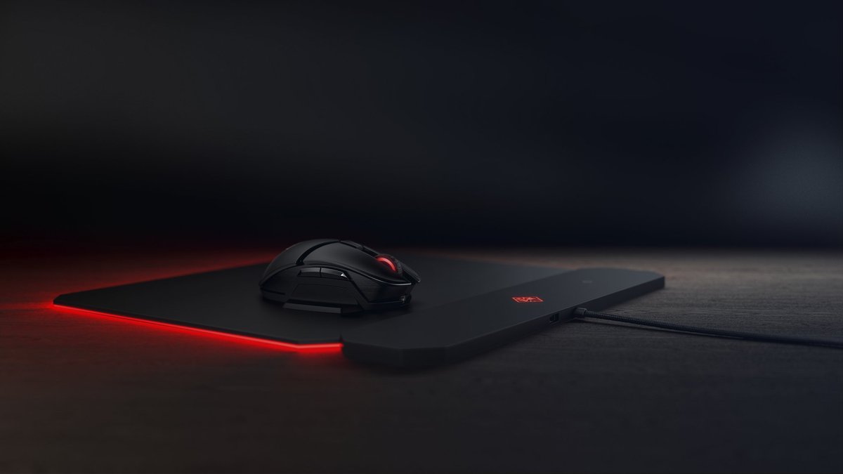 Maousepad retroilluminato di rosso con mouse wireless photon posizionato sopra